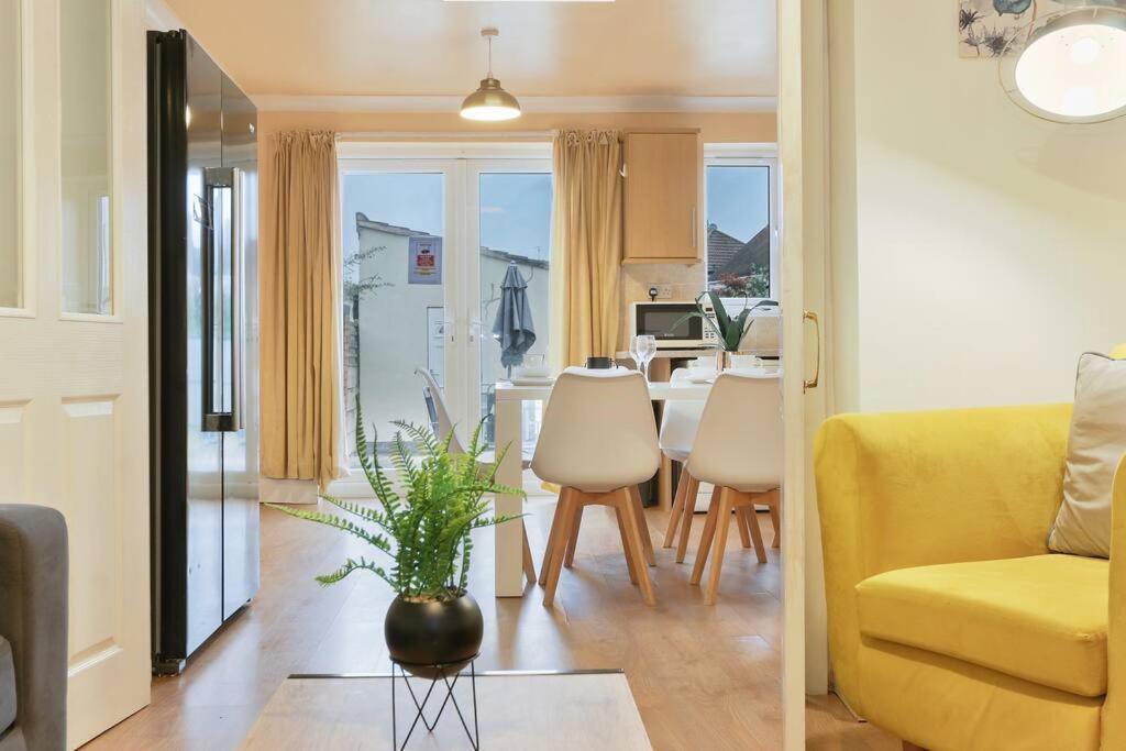 Large 4 Bed House Contractors Professionals Private Parking Close To Nec Holiday home