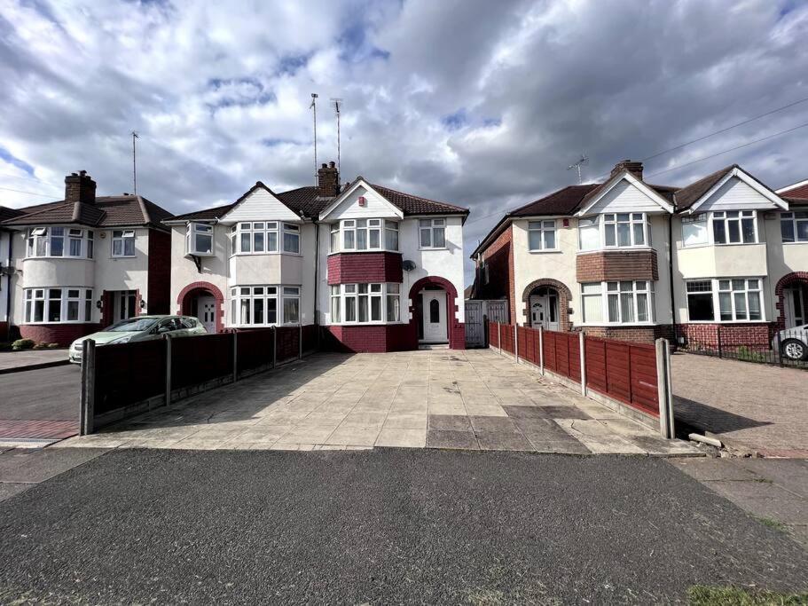 Large 4 Bed House Contractors Professionals Private Parking Close To Nec Holiday home *