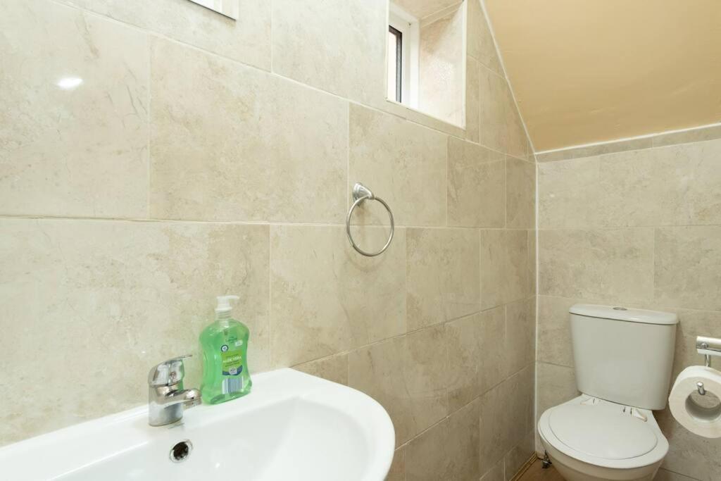 Large 4 Bed House Contractors Professionals Private Parking Close To Nec Сasa de vacaciones