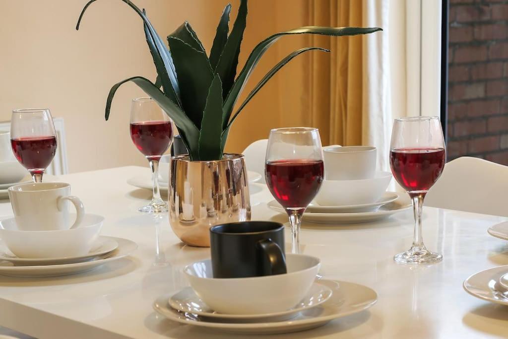 Large 4 Bed House Contractors Professionals Private Parking Close To Nec Сasa de vacaciones *