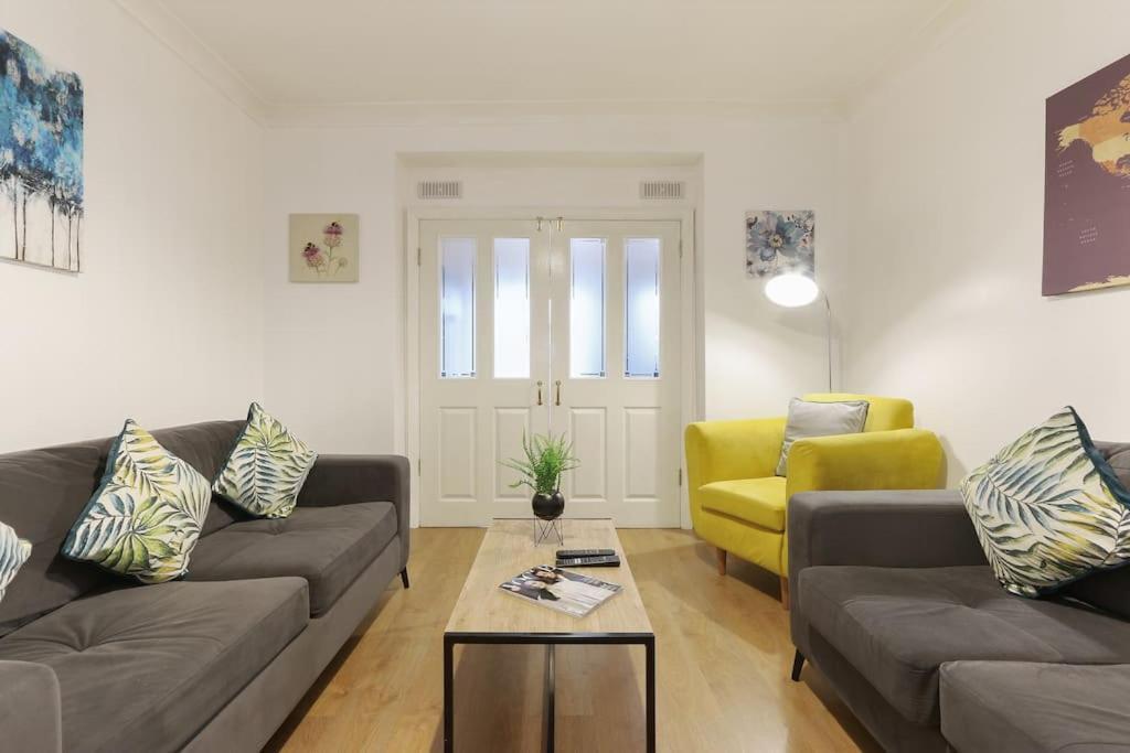 Large 4 Bed House Contractors Professionals Private Parking Close To Nec Сasa de vacaciones *