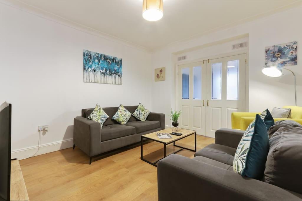 Large 4 Bed House Contractors Professionals Private Parking Close To Nec Сasa de vacaciones
